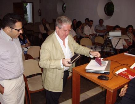 4. El subdirector del Departamento, Juan José Granados Romera, hace entrega al conferenciante de un obsequio conmemorativo