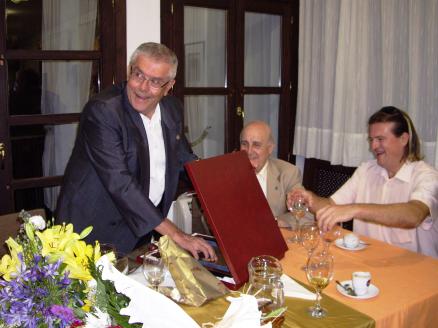 6. Durante la tradicional cena de verano departamental, se le entregó a Manuel Guzmán una placa conmemorativa