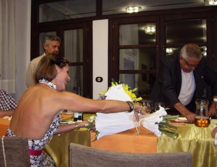 8. Durante la cena se obsequio con un ramo de rosas a la acompañante del homenajeado, su hija Paloma Guzmán
