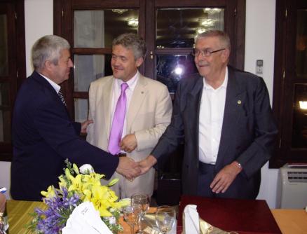 7. El profesor José Guardia Olmedo saluda al homenajeado